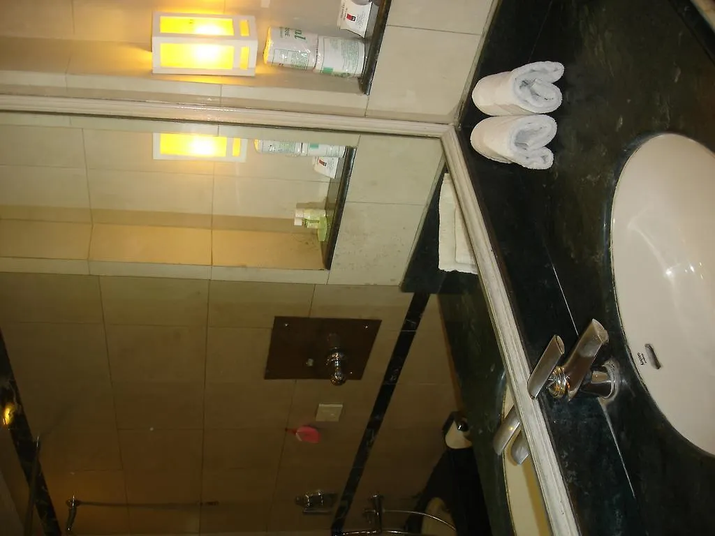 J'S Inn Új-Delhi 2*,