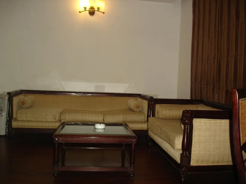 J'S Inn Új-Delhi 2*,