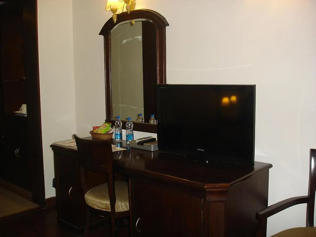 J'S Inn Új-Delhi 2*,